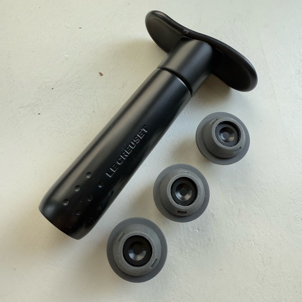 Le Creuset Wine Saver Pump with Stoppers